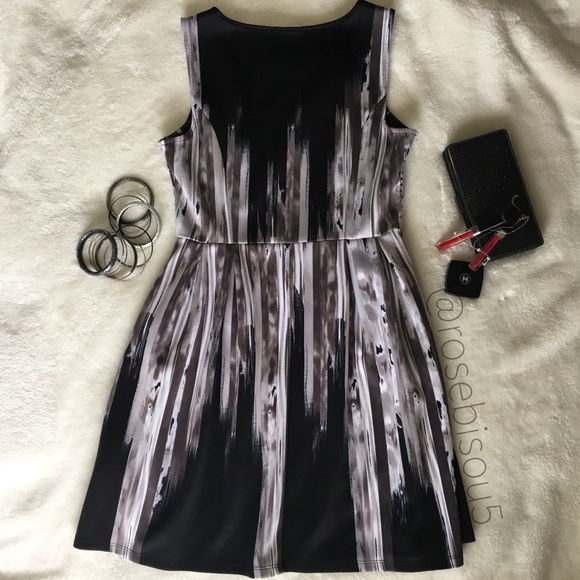🖤🆕{APT.9} Waffle Cut Bodice Fit & Flare Dress - Picture 2 of 6